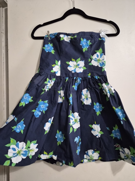 Hollister Dresses & Skirts - Holister Navy Floral Strapless Sundress with Blue & White Flowers